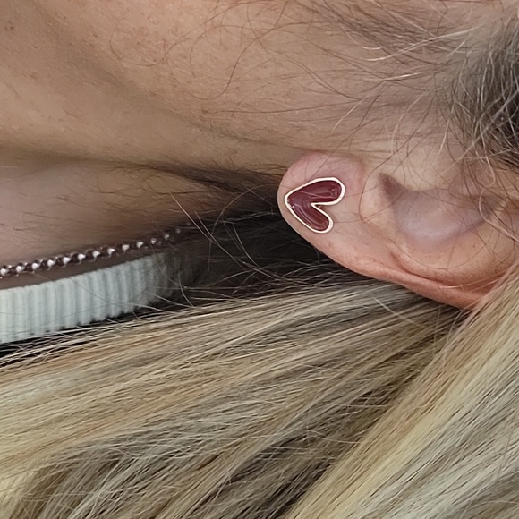 Boden Jewelry - BURGUNDY HEART STUD EARRINGS